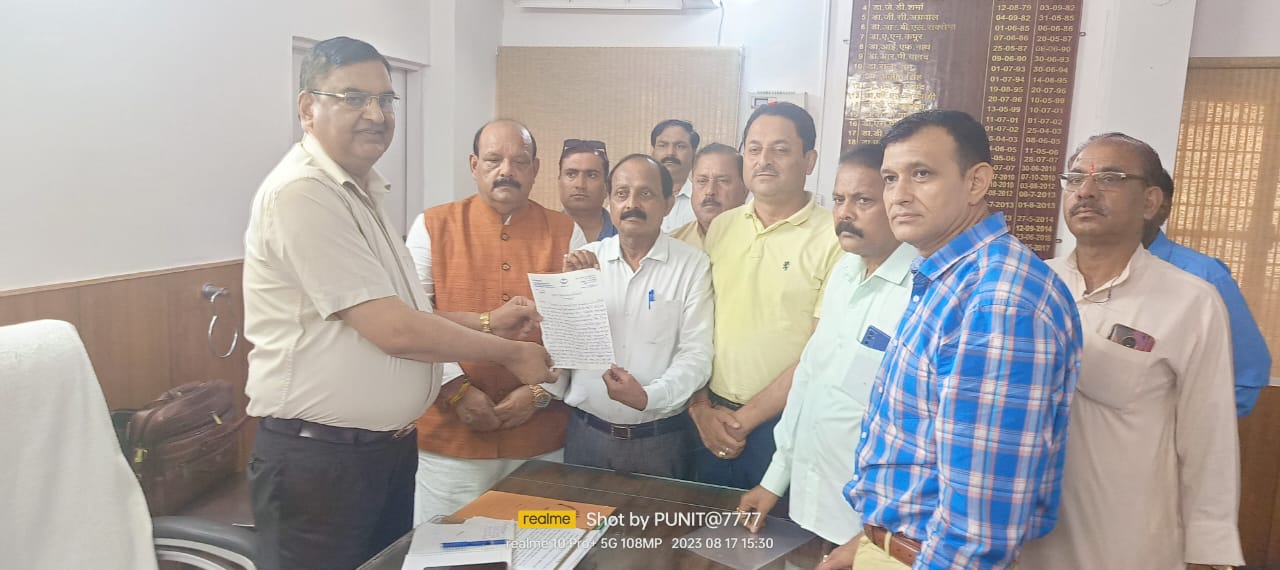 डेंगू का गहराता संक्रमण, कांग्रेस नेता राजकुमार ने सौंपा सीएमओ को ज्ञापन